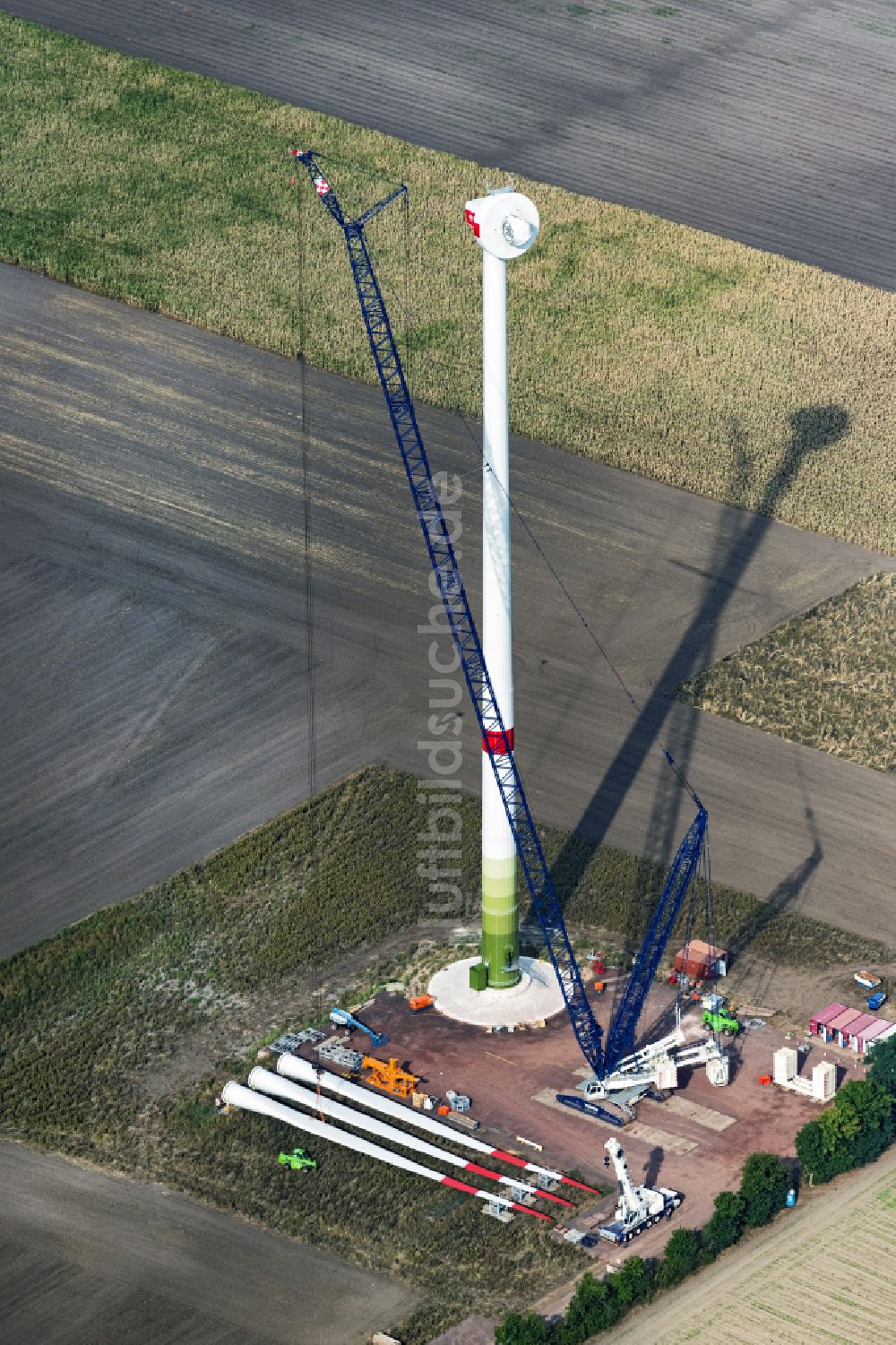 Höfen von oben - Baustelle zur Windrad- Montage auf einem Feld in Höfen im Bundesland Niedersachsen, Deutschland