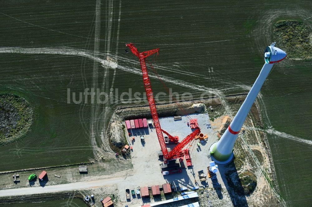 Luftaufnahme Niedergörsdorf - Baustelle zur Windrad- Montage auf einem Feld in Niedergörsdorf im Bundesland Brandenburg, Deutschland