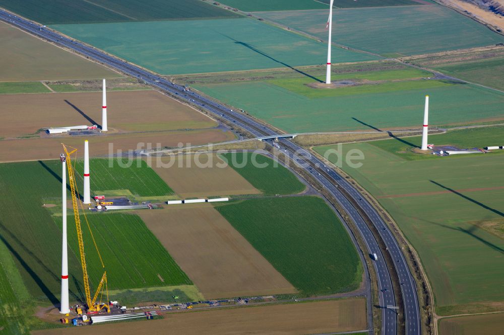 Luftaufnahme Jüchen - Baustelle zur Windrad- Montage auf einem landwirtschaftlich genutzten Feld in Grevenbroich im Bundesland Nordrhein-Westfalen, Deutschland