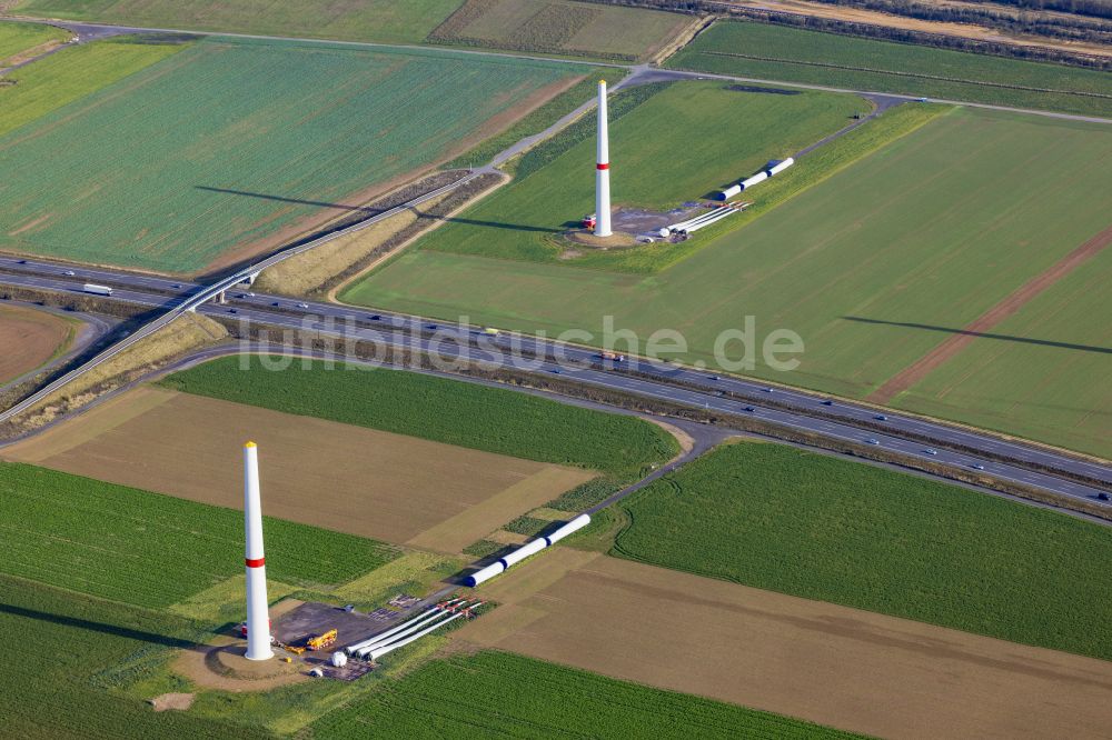 Jüchen von oben - Baustelle zur Windrad- Montage auf einem landwirtschaftlich genutzten Feld in Grevenbroich im Bundesland Nordrhein-Westfalen, Deutschland