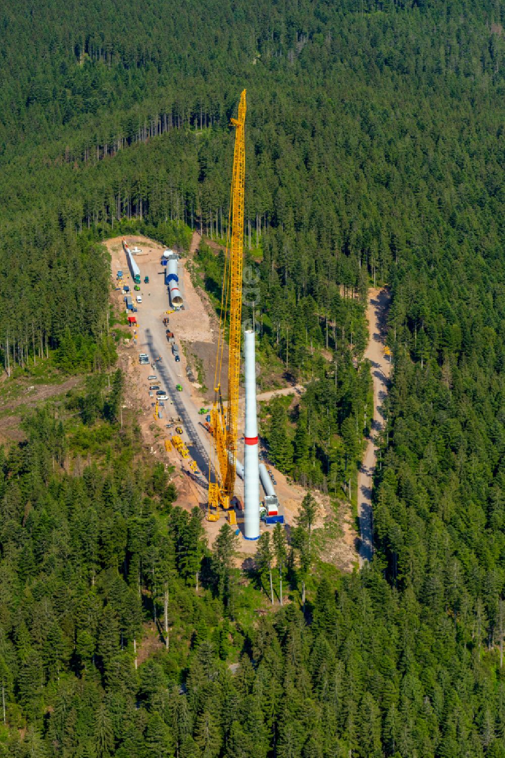 Häusern von oben - Baustelle zur Windrad- Montage in einem Waldgebiet in Häusern im Bundesland Baden-Württemberg, Deutschland