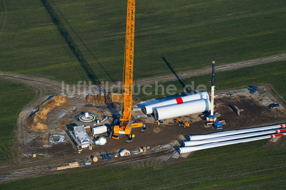 Luftbild Willmersdorf - Baustelle zur Windrad- Montage auf Feldern in Willmersdorf im Bundesland Brandenburg, Deutschland