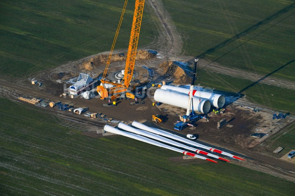 Luftaufnahme Willmersdorf - Baustelle zur Windrad- Montage auf Feldern in Willmersdorf im Bundesland Brandenburg, Deutschland