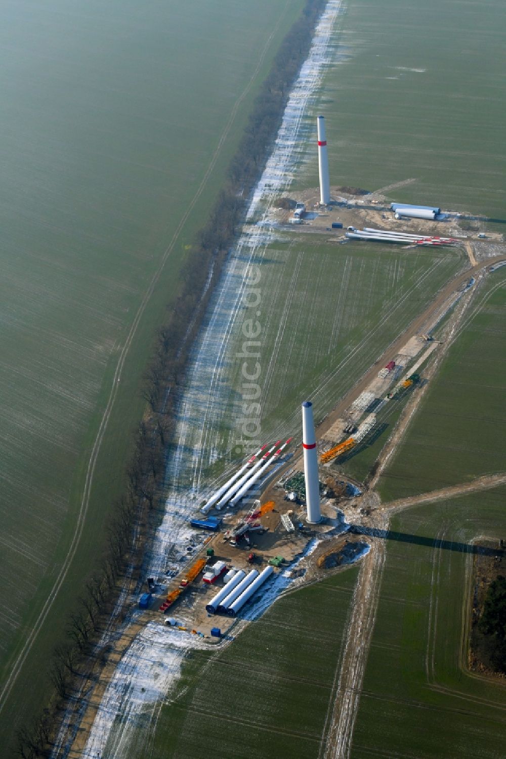 Luftaufnahme Willmersdorf - Baustelle zur Windrad- Montage auf Feldern in Willmersdorf im Bundesland Brandenburg, Deutschland