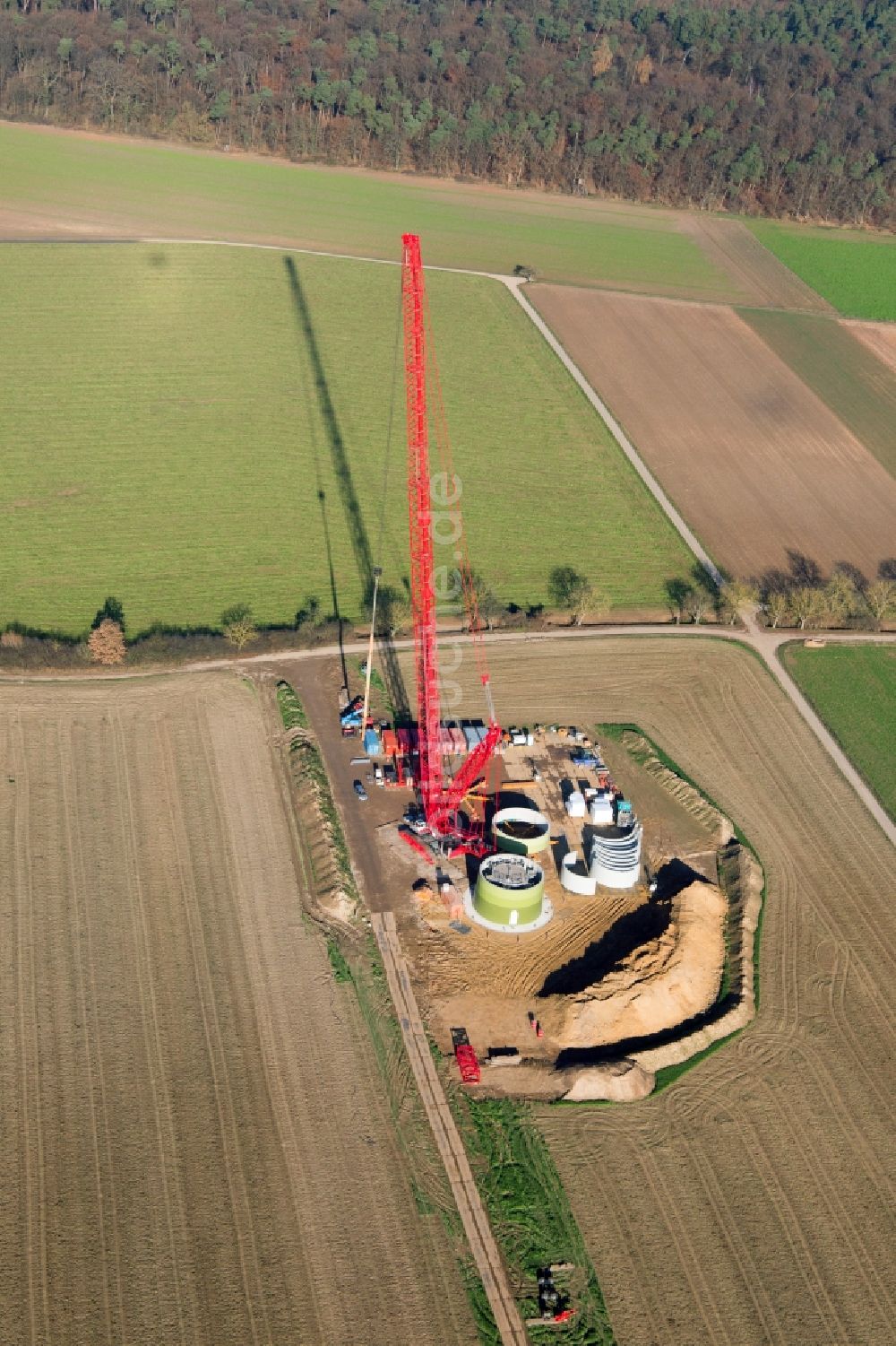 Luftaufnahme Hatzenbühl - Baustelle zur Windrad- Montage in Hatzenbühl im Bundesland Rheinland-Pfalz, Deutschland