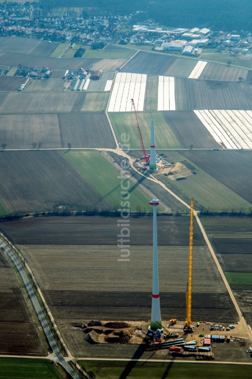 Hatzenbühl aus der Vogelperspektive: Baustelle zur Windrad- Montage in Hatzenbühl im Bundesland Rheinland-Pfalz, Deutschland