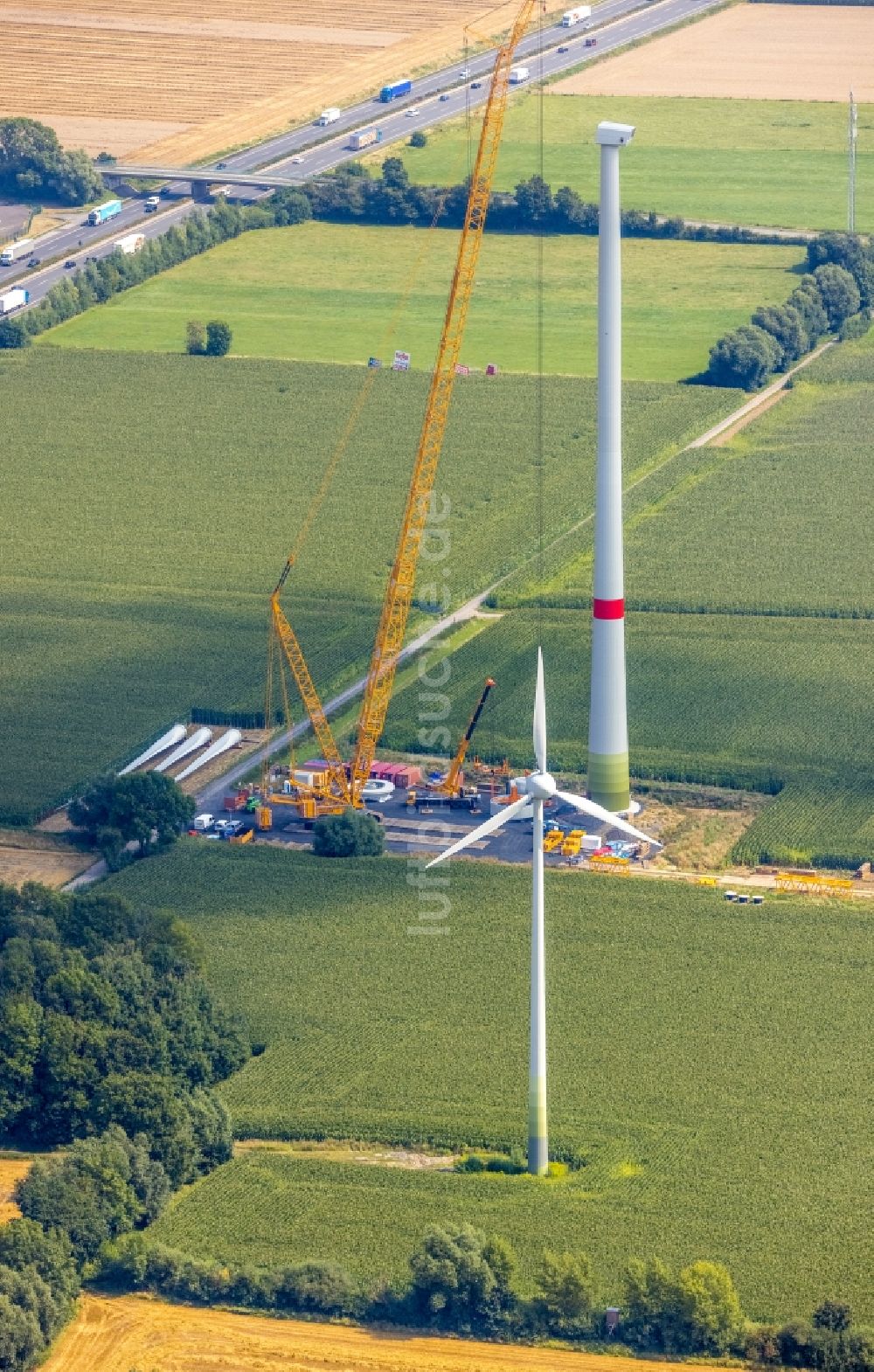 Luftaufnahme Bönen - Baustelle zur Windrad- Montage nahe der Autobahn der BAB A2 in Bönen im Bundesland Nordrhein-Westfalen, Deutschland