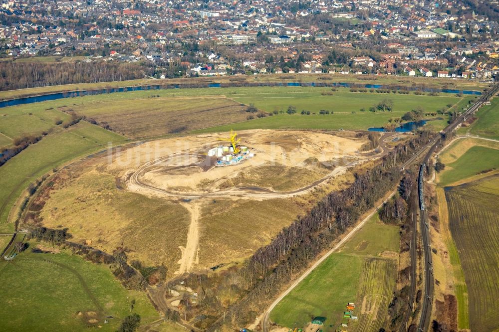 Duisburg von oben - Baustelle zur Windrad- Montage auf der Rockelsberghalde im Ortsteil Meiderich-Beek in Duisburg im Bundesland Nordrhein-Westfalen, Deutschland