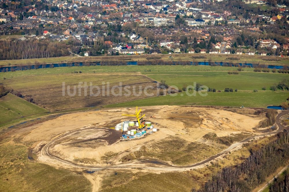 Duisburg aus der Vogelperspektive: Baustelle zur Windrad- Montage auf der Rockelsberghalde im Ortsteil Meiderich-Beek in Duisburg im Bundesland Nordrhein-Westfalen, Deutschland