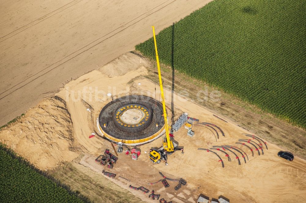 Treuenbrietzen aus der Vogelperspektive: Baustelle zur Windrad- Montage in Treuenbrietzen im Bundesland Brandenburg, Deutschland