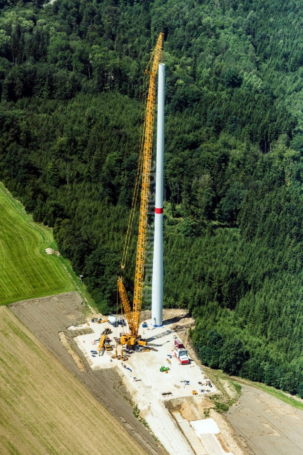 Unterschneidheim aus der Vogelperspektive: Baustelle zur Windrad- Montage in Unterschneidheim im Bundesland Baden-Württemberg, Deutschland