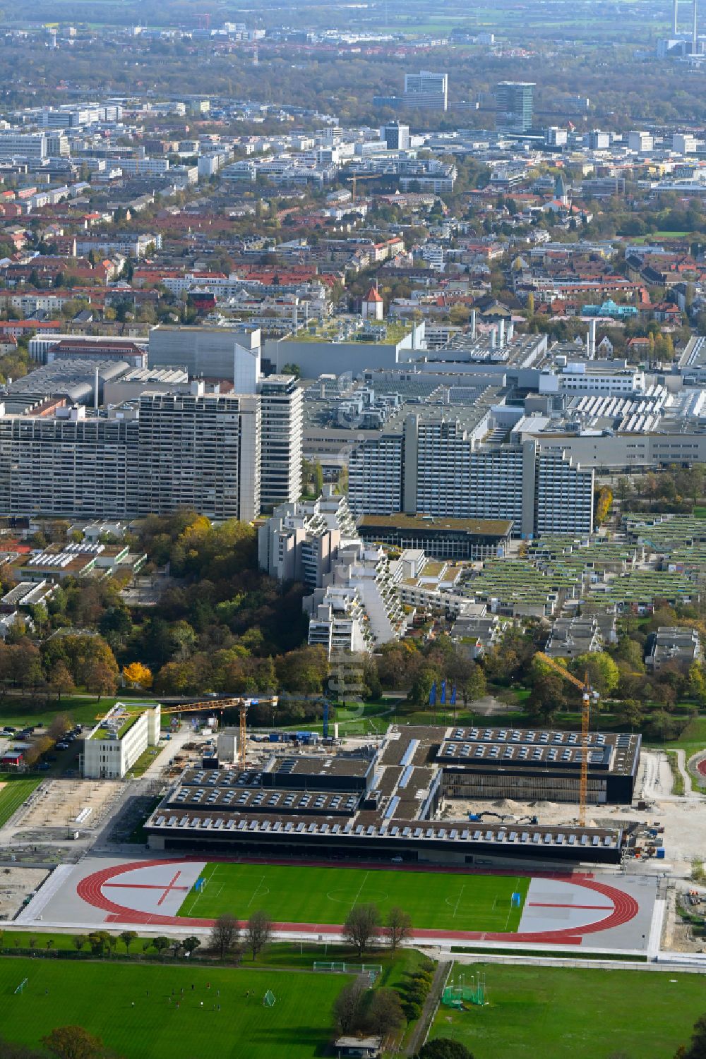 München von oben - Baustelle zurv Sanierung des Sporthallenkomplex Zentraler Hochschulsport (ZHS) in München im Bundesland Bayern, Deutschland