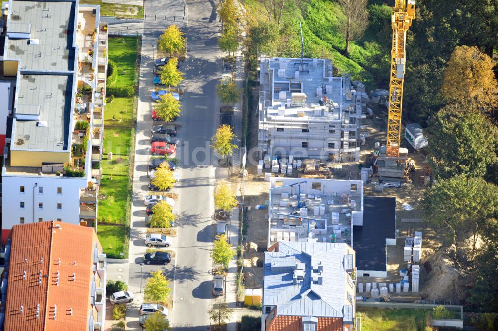 Berlin von oben - Baustelle zweier Energie-Effizienz-Häuser in der Heinrich-Böll-Straße in Niederschönhausen im Berliner Stadtteil Pankow