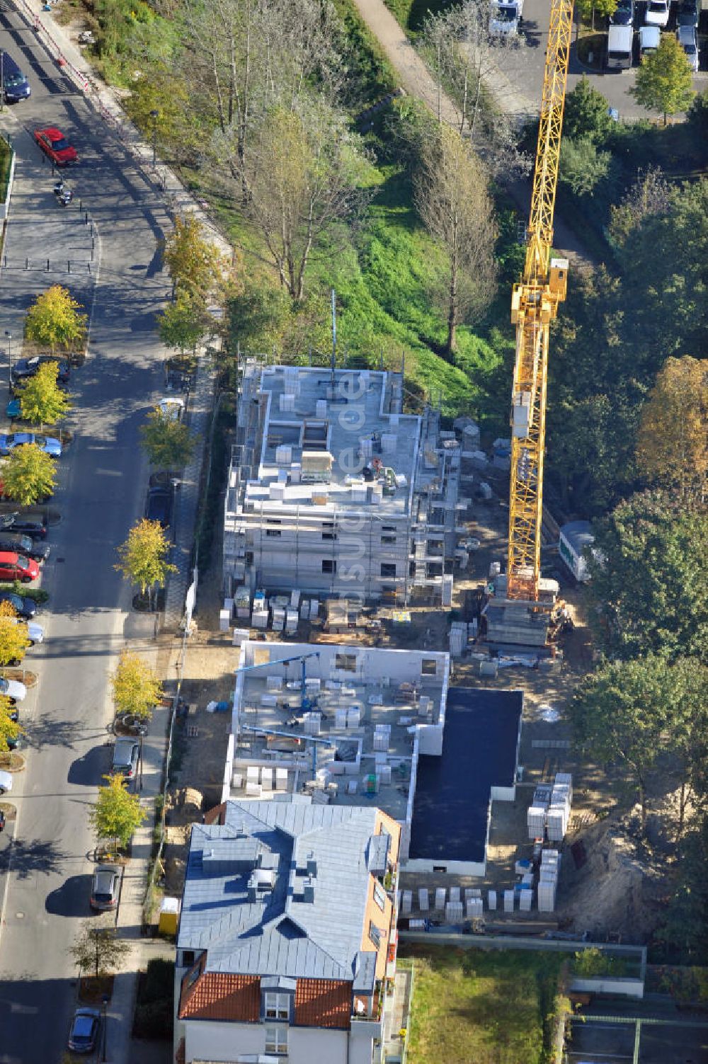 Berlin aus der Vogelperspektive: Baustelle zweier Energie-Effizienz-Häuser in der Heinrich-Böll-Straße in Niederschönhausen im Berliner Stadtteil Pankow