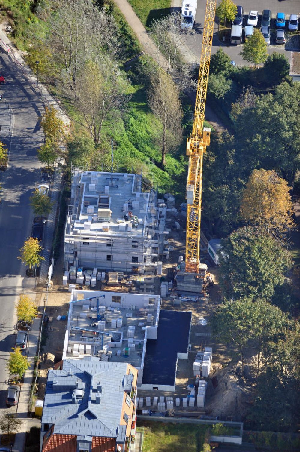 Luftbild Berlin - Baustelle zweier Energie-Effizienz-Häuser in der Heinrich-Böll-Straße in Niederschönhausen im Berliner Stadtteil Pankow