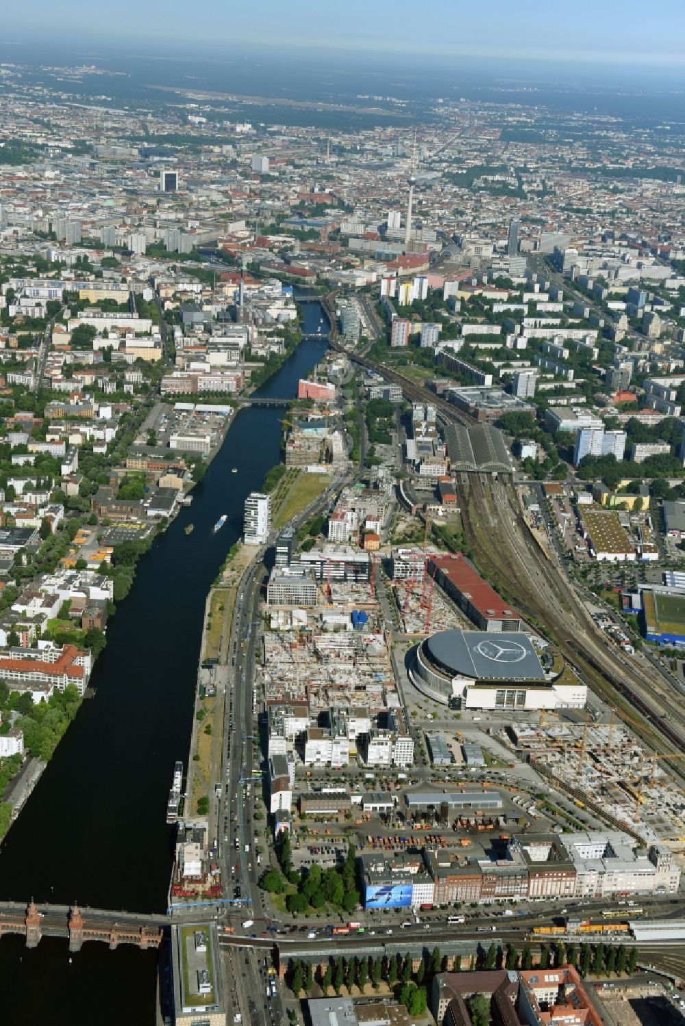 Berlin aus der Vogelperspektive: Baustellen auf dem Anschutz Areal an der Mercedes-Benz-Arena am Ufer des Flussverlaufes der Spree im Ortsteil Friedrichshain in Berlin