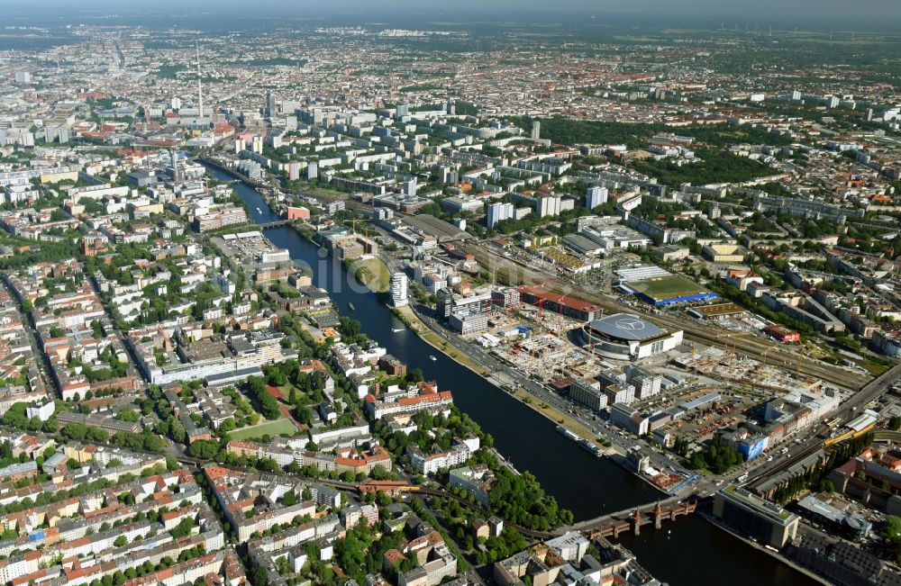 Luftaufnahme Berlin - Baustellen auf dem Anschutz Areal an der Mercedes-Benz-Arena am Ufer des Flussverlaufes der Spree im Ortsteil Friedrichshain in Berlin