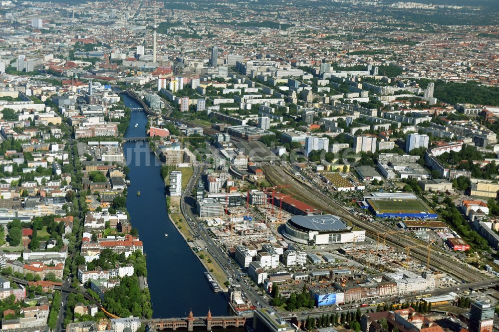 Berlin von oben - Baustellen auf dem Anschutz Areal an der Mercedes-Benz-Arena am Ufer des Flussverlaufes der Spree im Ortsteil Friedrichshain in Berlin