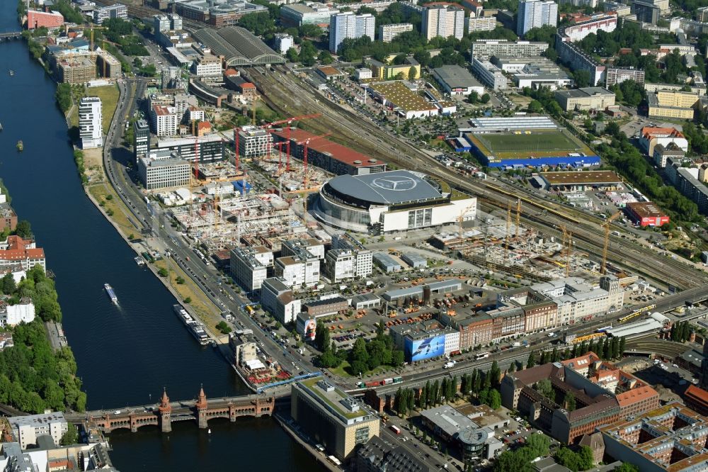 Luftaufnahme Berlin - Baustellen auf dem Anschutz Areal an der Mercedes-Benz-Arena am Ufer des Flussverlaufes der Spree im Ortsteil Friedrichshain in Berlin