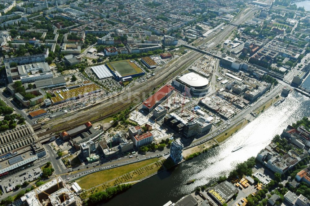 Luftbild Berlin - Baustellen auf dem Anschutz Areal an der Mercedes-Benz-Arena am Ufer des Flussverlaufes der Spree im Ortsteil Friedrichshain in Berlin