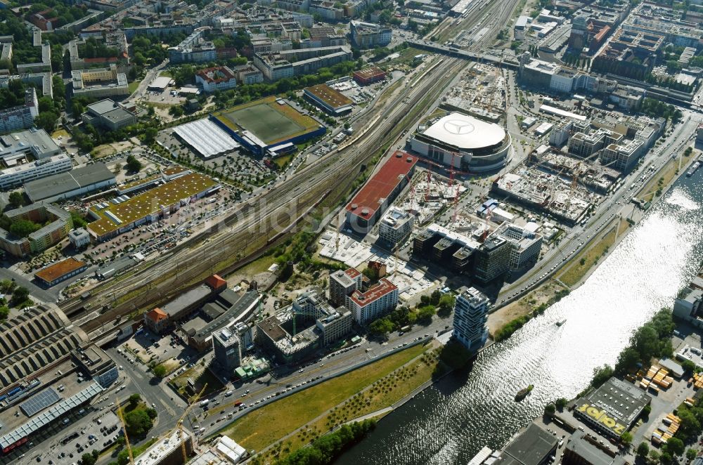 Berlin aus der Vogelperspektive: Baustellen auf dem Anschutz Areal an der Mercedes-Benz-Arena am Ufer des Flussverlaufes der Spree im Ortsteil Friedrichshain in Berlin