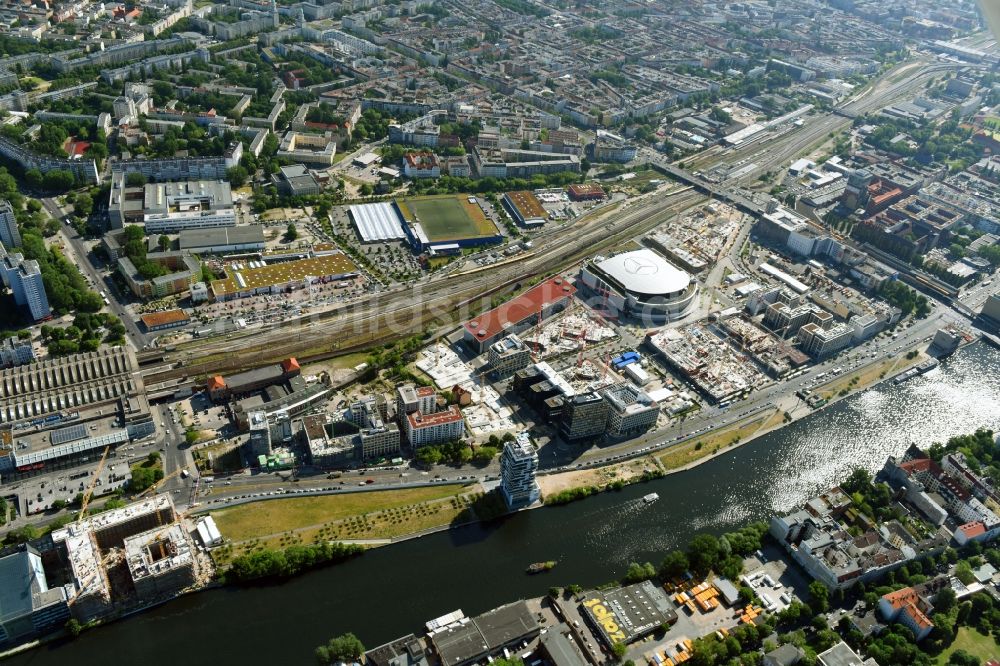 Luftbild Berlin - Baustellen auf dem Anschutz Areal an der Mercedes-Benz-Arena am Ufer des Flussverlaufes der Spree im Ortsteil Friedrichshain in Berlin