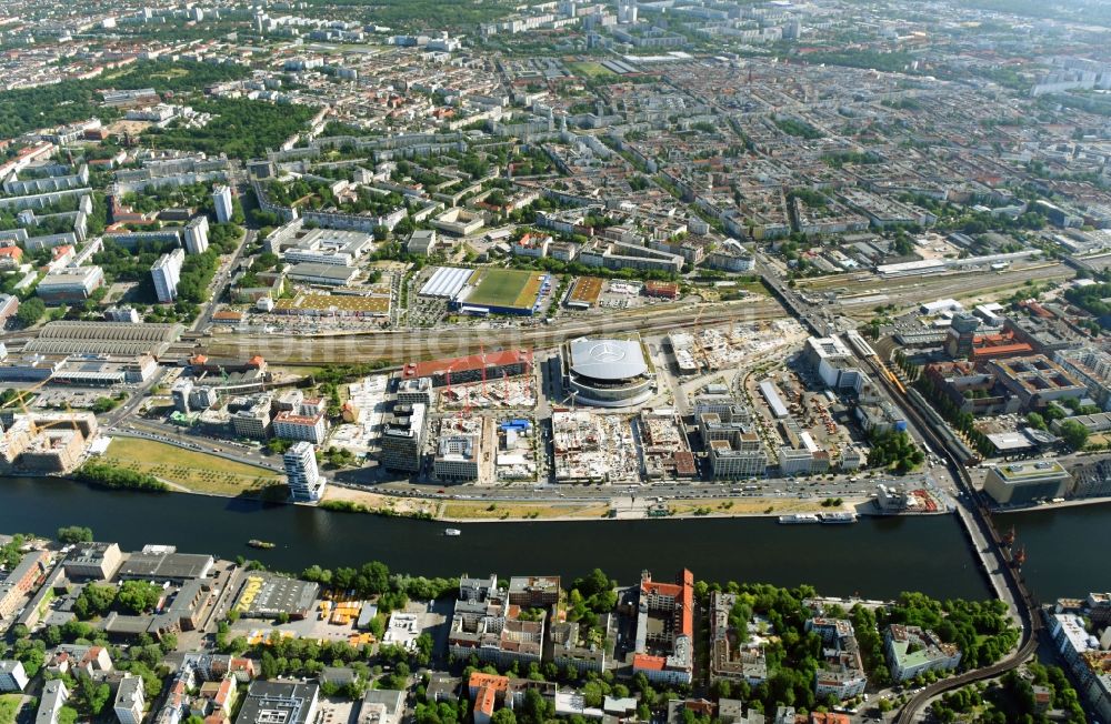 Luftaufnahme Berlin - Baustellen auf dem Anschutz Areal an der Mercedes-Benz-Arena am Ufer des Flussverlaufes der Spree im Ortsteil Friedrichshain in Berlin