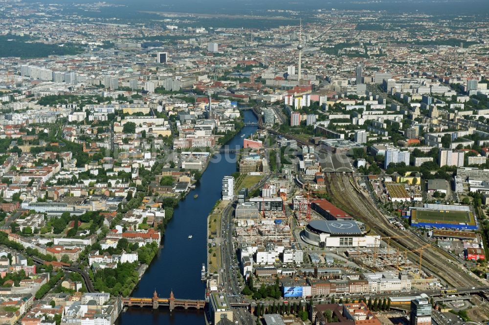 Berlin aus der Vogelperspektive: Baustellen auf dem Anschutz Areal an der Mercedes-Benz-Arena am Ufer des Flussverlaufes der Spree im Ortsteil Friedrichshain in Berlin