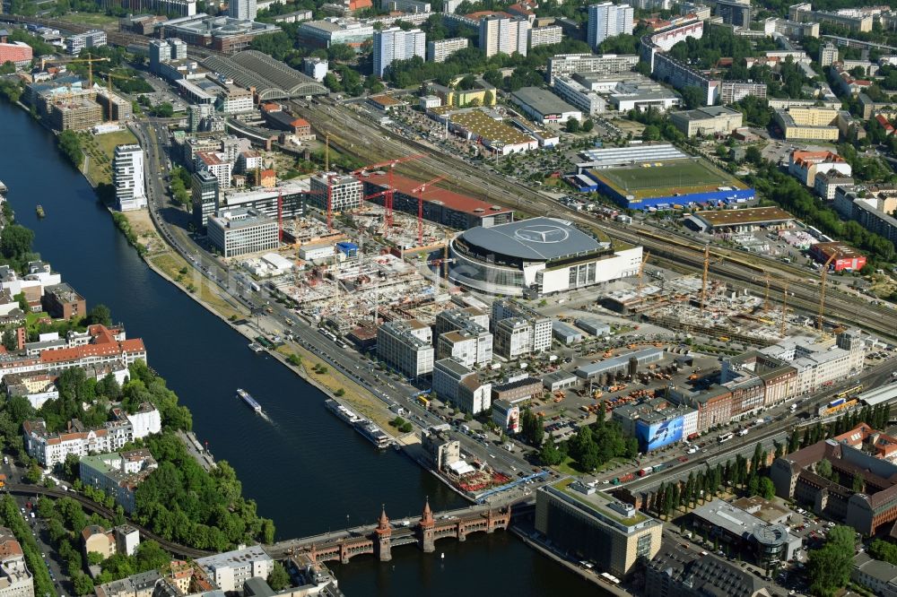 Berlin von oben - Baustellen auf dem Anschutz Areal an der Mercedes-Benz-Arena am Ufer des Flussverlaufes der Spree im Ortsteil Friedrichshain in Berlin