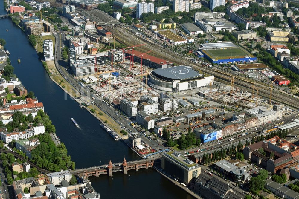 Berlin aus der Vogelperspektive: Baustellen auf dem Anschutz Areal an der Mercedes-Benz-Arena am Ufer des Flussverlaufes der Spree im Ortsteil Friedrichshain in Berlin