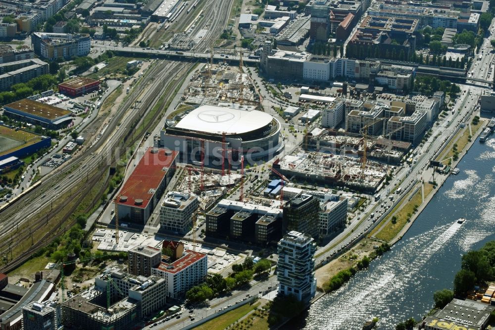 Luftaufnahme Berlin - Baustellen auf dem Anschutz Areal an der Mercedes-Benz-Arena am Ufer des Flussverlaufes der Spree im Ortsteil Friedrichshain in Berlin