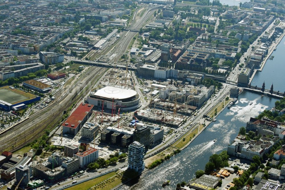 Berlin von oben - Baustellen auf dem Anschutz Areal an der Mercedes-Benz-Arena am Ufer des Flussverlaufes der Spree im Ortsteil Friedrichshain in Berlin