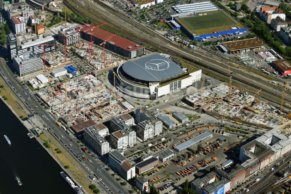 Luftbild Berlin - Baustellen auf dem Anschutz Areal an der Mercedes-Benz-Arena am Ufer des Flussverlaufes der Spree im Ortsteil Friedrichshain in Berlin