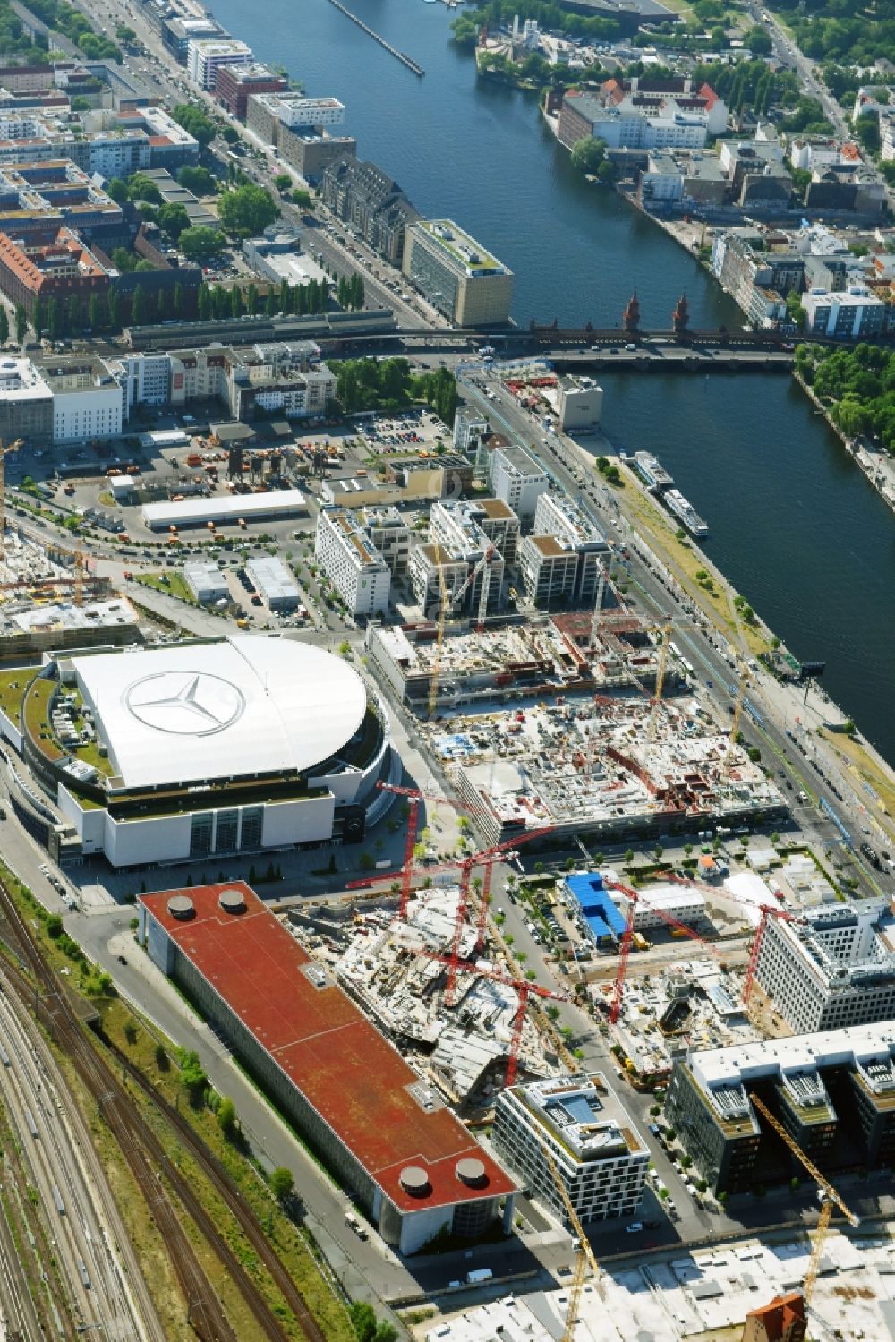 Berlin von oben - Baustellen auf dem Anschutz Areal an der Mercedes-Benz-Arena am Ufer des Flussverlaufes der Spree im Ortsteil Friedrichshain in Berlin