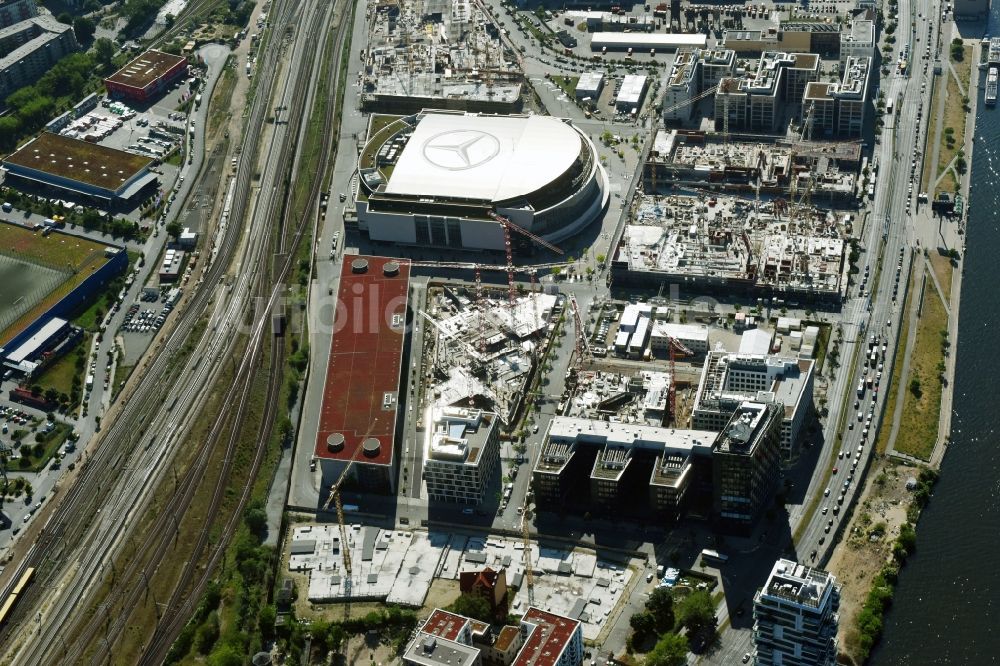 Luftbild Berlin - Baustellen auf dem Anschutz Areal an der Mercedes-Benz-Arena am Ufer des Flussverlaufes der Spree im Ortsteil Friedrichshain in Berlin