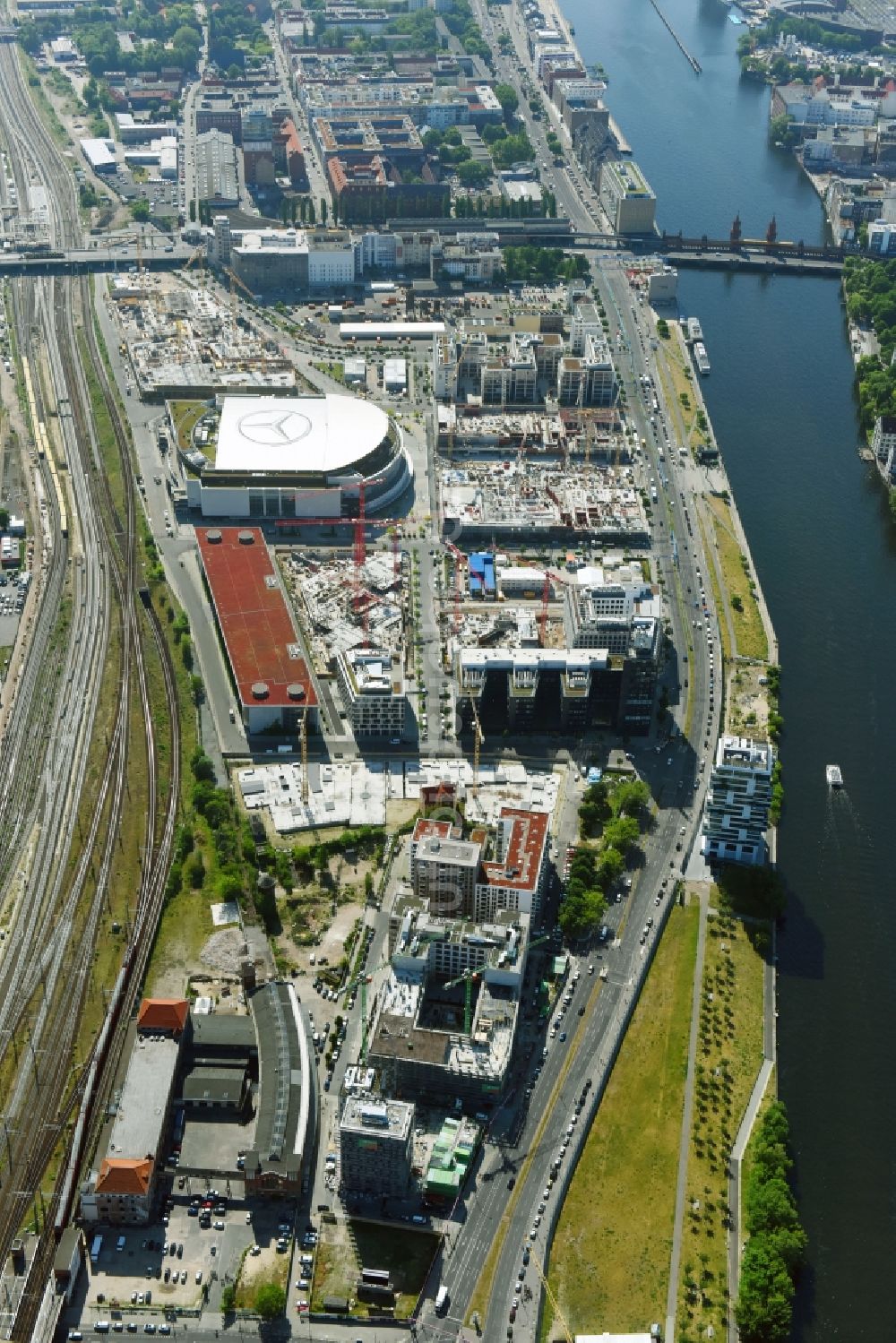 Luftaufnahme Berlin - Baustellen auf dem Anschutz Areal an der Mercedes-Benz-Arena am Ufer des Flussverlaufes der Spree im Ortsteil Friedrichshain in Berlin