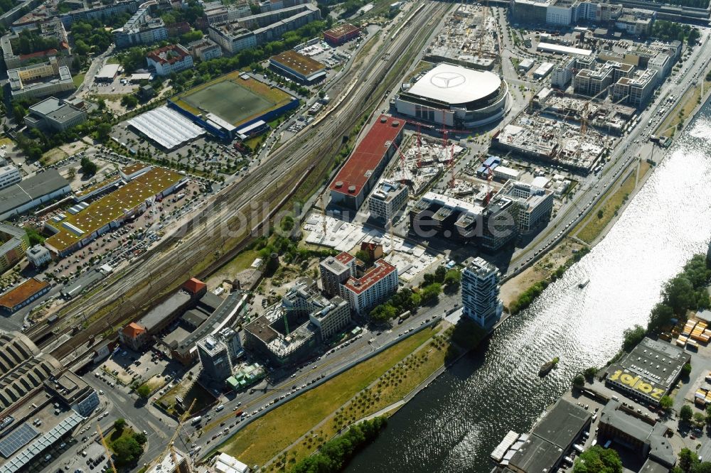 Berlin aus der Vogelperspektive: Baustellen auf dem Anschutz Areal an der Mercedes-Benz-Arena am Ufer des Flussverlaufes der Spree im Ortsteil Friedrichshain in Berlin