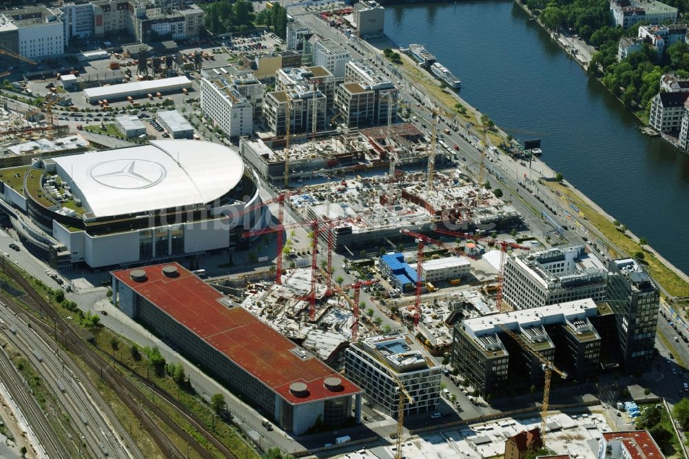 Luftbild Berlin - Baustellen auf dem Anschutz Areal an der Mercedes-Benz-Arena am Ufer des Flussverlaufes der Spree im Ortsteil Friedrichshain in Berlin