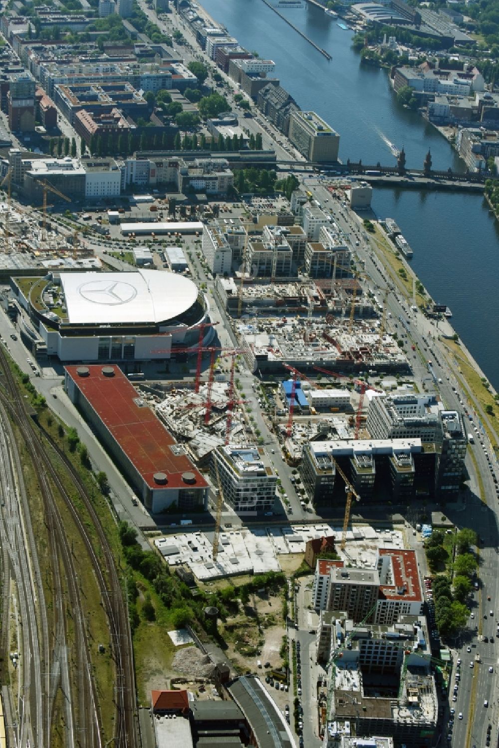 Luftaufnahme Berlin - Baustellen auf dem Anschutz Areal an der Mercedes-Benz-Arena am Ufer des Flussverlaufes der Spree im Ortsteil Friedrichshain in Berlin