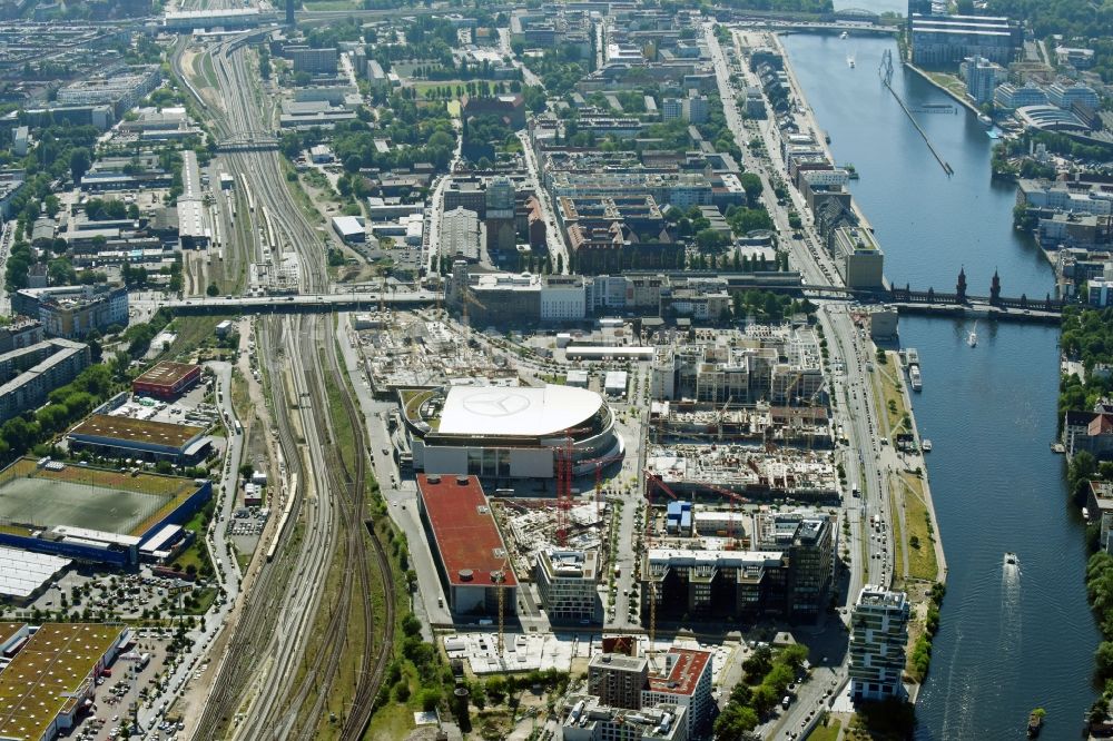 Berlin aus der Vogelperspektive: Baustellen auf dem Anschutz Areal an der Mercedes-Benz-Arena am Ufer des Flussverlaufes der Spree im Ortsteil Friedrichshain in Berlin