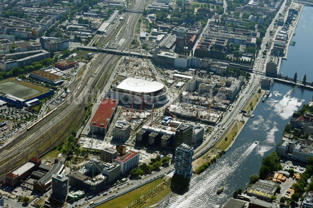 Luftaufnahme Berlin - Baustellen auf dem Anschutz Areal an der Mercedes-Benz-Arena am Ufer des Flussverlaufes der Spree im Ortsteil Friedrichshain in Berlin