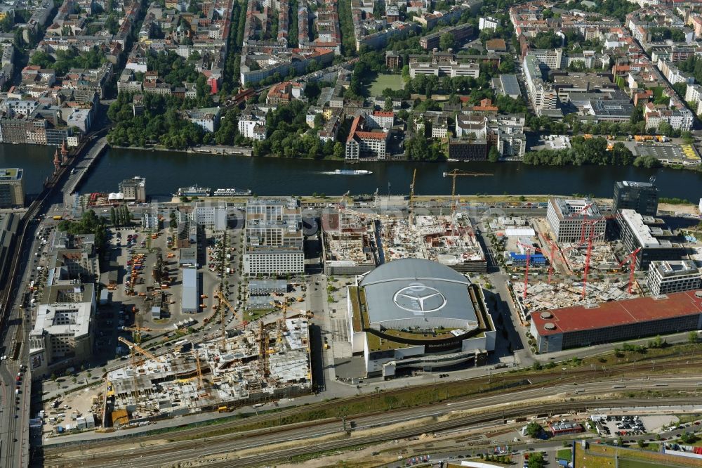 Berlin aus der Vogelperspektive: Baustellen auf dem Anschutz Areal an der Mercedes-Benz-Arena am Ufer des Flussverlaufes der Spree im Ortsteil Friedrichshain in Berlin