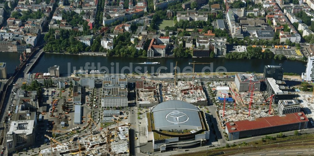 Luftbild Berlin - Baustellen auf dem Anschutz Areal an der Mercedes-Benz-Arena am Ufer des Flussverlaufes der Spree im Ortsteil Friedrichshain in Berlin