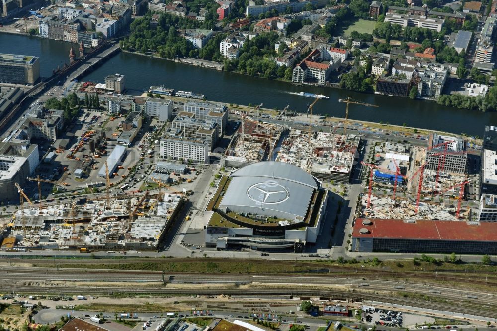 Luftaufnahme Berlin - Baustellen auf dem Anschutz Areal an der Mercedes-Benz-Arena am Ufer des Flussverlaufes der Spree im Ortsteil Friedrichshain in Berlin