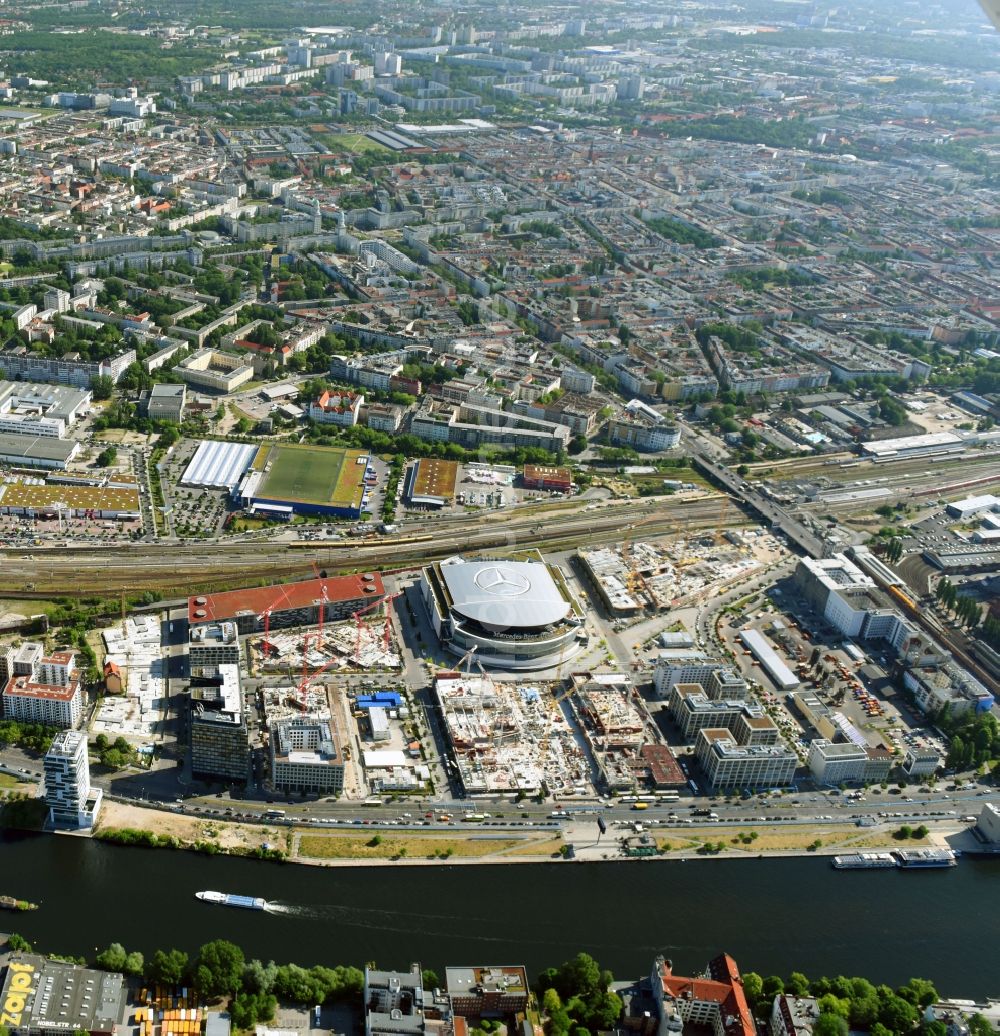 Berlin von oben - Baustellen auf dem Anschutz Areal an der Mercedes-Benz-Arena am Ufer des Flussverlaufes der Spree im Ortsteil Friedrichshain in Berlin