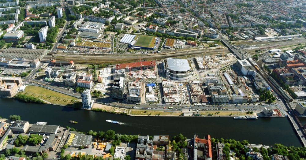 Berlin aus der Vogelperspektive: Baustellen auf dem Anschutz Areal an der Mercedes-Benz-Arena am Ufer des Flussverlaufes der Spree im Ortsteil Friedrichshain in Berlin