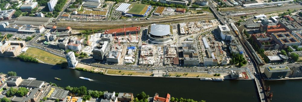 Luftbild Berlin - Baustellen auf dem Anschutz Areal an der Mercedes-Benz-Arena am Ufer des Flussverlaufes der Spree im Ortsteil Friedrichshain in Berlin