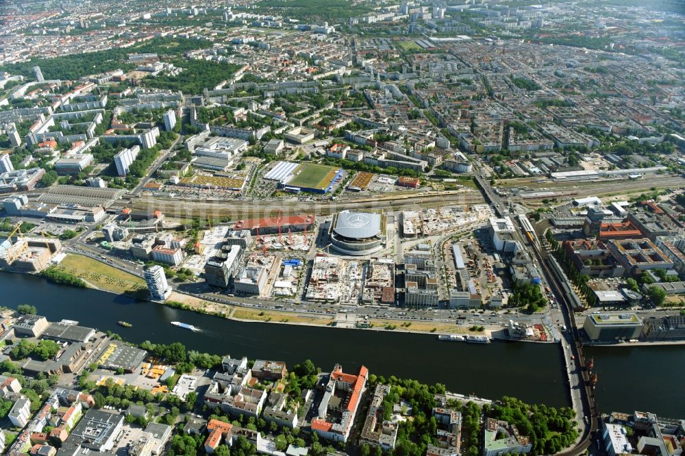 Berlin von oben - Baustellen auf dem Anschutz Areal an der Mercedes-Benz-Arena am Ufer des Flussverlaufes der Spree im Ortsteil Friedrichshain in Berlin