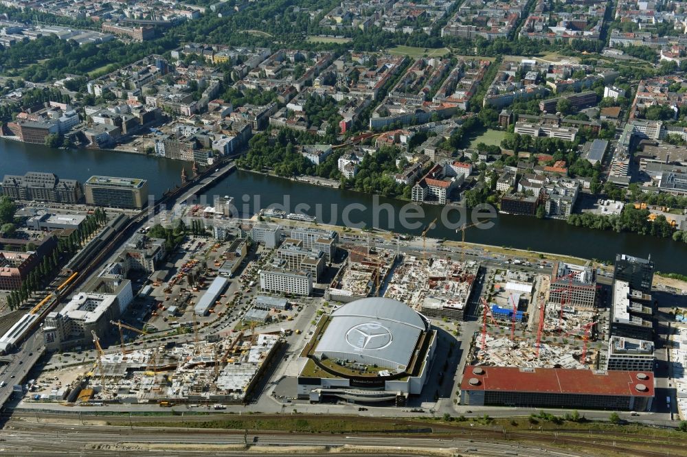 Berlin aus der Vogelperspektive: Baustellen auf dem Anschutz Areal an der Mercedes-Benz-Arena am Ufer des Flussverlaufes der Spree im Ortsteil Friedrichshain in Berlin