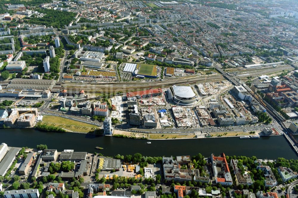 Luftbild Berlin - Baustellen auf dem Anschutz Areal an der Mercedes-Benz-Arena am Ufer des Flussverlaufes der Spree im Ortsteil Friedrichshain in Berlin